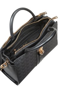 Zwarte designer handtas met gouden ritsen, twee bovenhandvatten, interne kaartsleuven en een monogrampatroon op de buitenpanelen.