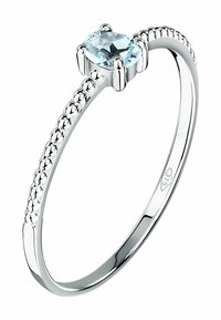 Silverring med en oval, ljusblå ädelsten som är fästad i en fyra-prongs hållare. Ringen har en pärlmönster längs sin längd.