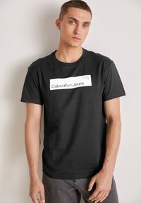 Calvin Klein Jeans HYPER REAL BOX LOGO UNISEX - T-shirts print - ck black