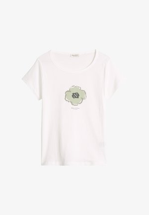 Biały t-shirt z krótkim rękawem i okrągłym dekoltem, z zielono-czarnym abstrakcyjnym motywem kwiatu na środku klatki piersiowej.