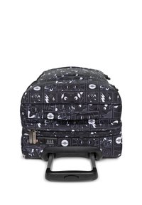 Svart rullväska med ett grafiskt tryck av olika tecknade ögon och ikoner, utrustad med utfällbart handtag och kombinationslås.