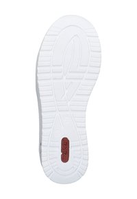 Soletta di sneaker bianca con gomma testurizzata per la presa, con un accento logo rosso e una marcatura della taglia impressa di lato.