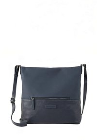 Tumši zila plecu soma ar gludu tekstūru, priekšpusē rāvējslēdzēja kabata un ādas apakšējā daļa. Iekļauts regulējams siksniņa.