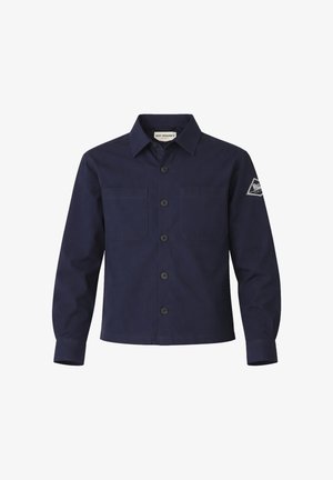 Camicia blu navy a maniche lunghe con bottoni, colletto, due tasche sul petto e un logo a toppa bianco sulla parte superiore della manica sinistra.