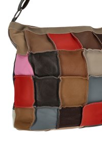 Patchwork leren handtas met meerdere kleuren, waaronder rood, bruin, zwart en grijs. Zachte textuur met een losse, slappe vorm en verstelbare riem.