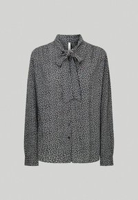 Camisa de botones de tela oscura con un patrón floral. Presenta un cuello con lazo y mangas largas con puños abotonados. Ligera y ligeramente transparente.