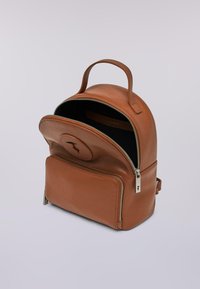 Mochila de cuero marrón con cierre de cremallera, diseño redondeado, bolsillo frontal y asa superior. Interior forrado, con una textura suave.