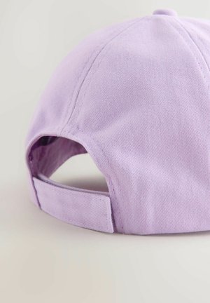 Casquette en coton violet avec une visière incurvée, un tissu texturé, une sangle arrière réglable et des détails de couture visibles sur le dessus et les côtés.