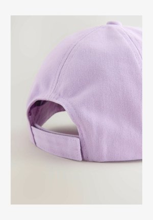 Fialová bavlnená čiapka s ohnutým šiltom, textúrovanou látkou, nastaviteľným zadným remienkom a viditeľnými detailmi švov na vrchu a stranách.