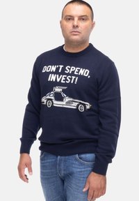 Maglione lavorato a maglia blu navy con il testo bianco "NON SPENDERE, INVESTI!" e un design ricamato di auto sportive. Polsini e orlo a coste.