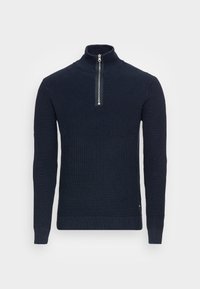 Maglione lavorato a costine di colore blu navy con maniche lunghe, colletto alto e zip frontale in argento parzialmente aperta su uno sfondo semplice.