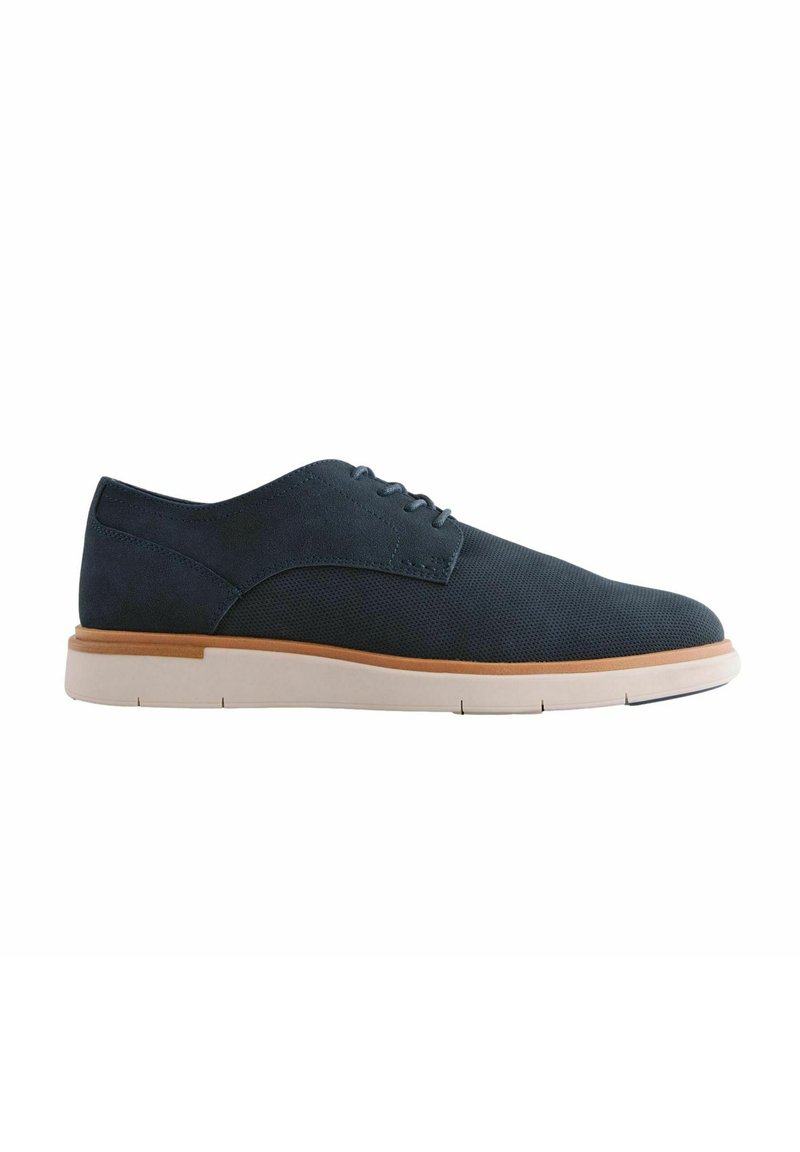 Scarpe in camoscio blu navy con una texture liscia, punta tonda, design classico con lacci e suola in gomma chiara.