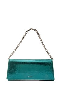 Türkisfarbene metallische Clutch-Tasche mit einer Kettenhenkel, die eine elegante rechteckige Form und eine dezente strukturierte Oberfläche aufweist, geprägt mit "NALI."