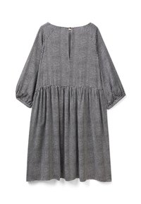 Šaty s černobílým vzorem, dlouhými rukávy, kulatým výstřihem a staženým pasem. Mají zapínání na zip na zadní straně.