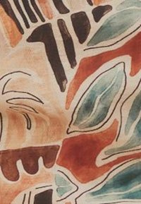 Model abstract cu forme mari de frunze în nuanțe estompate de verde, maro și portocaliu pe un fundal bej texturat.