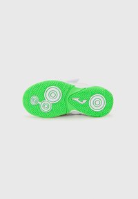 Sole di scarpa sportiva di un verde brillante con un motivo testurizzato. Presenta tre accenti circolari bianchi e un logo bianco vicino al tallone.