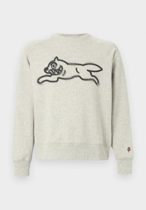 Lysegrå genser med en svart grafikk av en lekende katt foran og en liten iskremskjema på venstre erme.