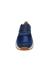 Marineblauer Sneaker mit Mesh- und Synthetik-Obermaterial, rundem Zehenbereich, Schnürdesign, kontrastierender Gummiaußensohle in Braun und gepolstertem Kragen für Komfort.