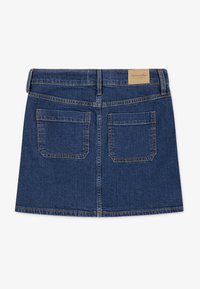 Denim mini krilo v temno modri barvi z ravnim krojem, ki ima dve zadnji žepki, rumene šive in oznako blagovne znamke na pasu.