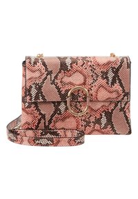 Borsa a tracolla con motivo a serpente rosa e marrone, caratterizzata da un accento hardware circolare dorato, dotata di una tracolla rimovibile e superficie testurizzata.