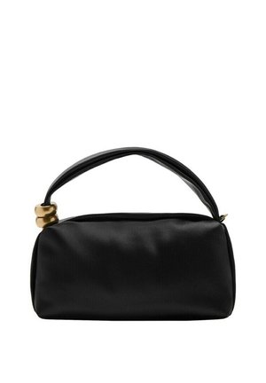 Schwarze rechteckige Handtasche mit kurzem Griff und zwei goldenen Ringakzenten an einer Seite, vor weißem Hintergrund.