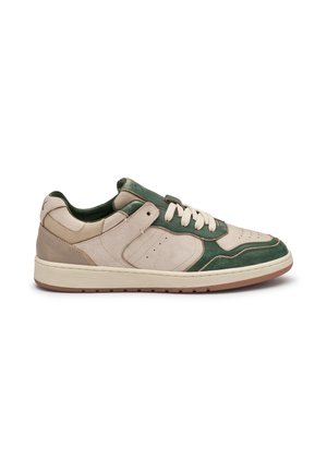 Sneaker basse con pannelli in camoscio beige e verde scuro, lacci crema e suola in gomma marrone chiaro, vista laterale su sfondo bianco.