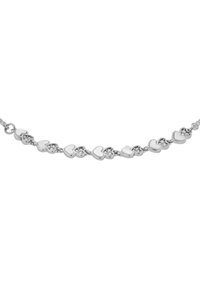 Bracciale a forma di cuore in argento, con cuori lucidati alternati e decorato con piccole pietre chiare, collegato da una sottile catena.