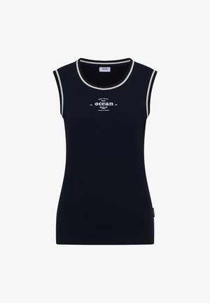 Mouwloze marineblauwe geribbelde top met witte bies aan de kraag en armsgaten, met gecentreerde witte tekst met de tekst "ocean" en gerelateerde woorden.
