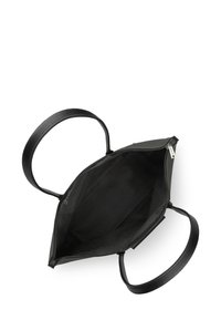 Zwarte leren tote bag met twee handgrepen, open bovenkant die een ruime met stof gevoerde binnenkant onthult, met aan de ene kant een ritszak.