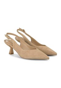 Décolleté in suede beige con punta affusolata, tacco a blocco basso e fibbia regolabile. Texture liscia con dettagli di design minimi.