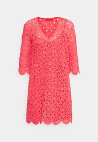 Vestido de ganchillo en coral brillante con escote en V, mangas de tres cuartos y un dobladillo con ondas y patrones circulares en todo el diseño.