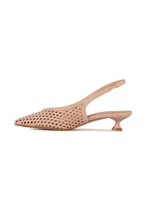Scarpa da donna beige con cinturino posteriore, punta appuntita, tacco basso curvo tipo kitten e design traforato geometrico sulla tomaia.