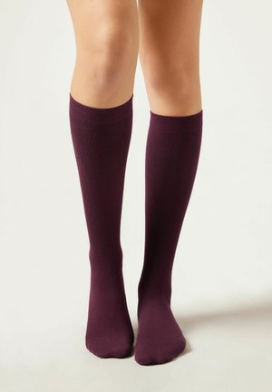 Knälånga strumpor i djup bordeaux, tillverkade av slätt tyg med ribbat skafte, som har en klassisk design och en nära passform.