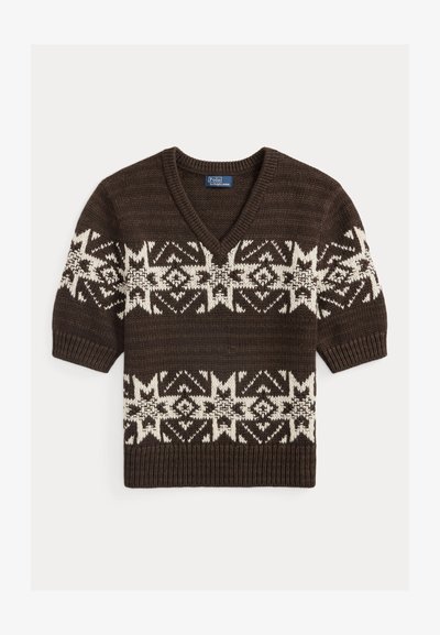 Brauner kurzärmliger Pullover mit V-Ausschnitt und einem weißen Schneeflockenmuster über der Brust und den Ärmeln. Gerippte Bündchen und Saum.
