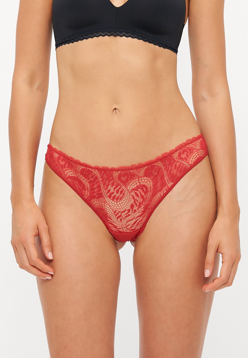 Rode kanten panties met ingewikkelde bloemenpatronen, golfranden en een semi-doorzichtige textuur, gecombineerd met een effen tailleband.