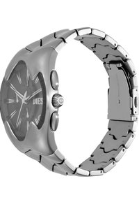 Reloj de acero inoxidable plateado con una gran caja redondeada, esfera negra, marcadores de hora prominentes y eslabones texturizados en la correa. Presenta dos botones de presión y una corona.