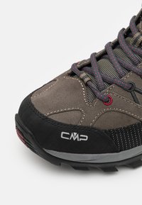 Brune ruskind vandrestøvle med mesh-detaljer, røde og sorte snørebånd samt en robust sort gummisål. CMP-logoet er synligt på siden.