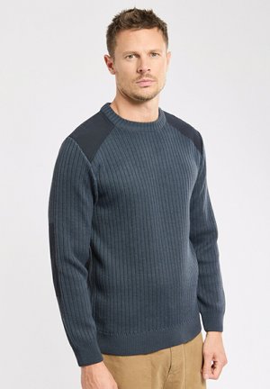 Pull à côtes bleu marine avec des accents noirs sur les épaules, col rond et manches longues, fabriqué en matériau tricoté texturé.