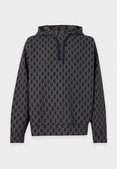 Sweat à capuche noir avec un motif de lignes blanches sur toute la surface et une demi-fermeture éclair à l'avant avec cordon sur un fond uni.