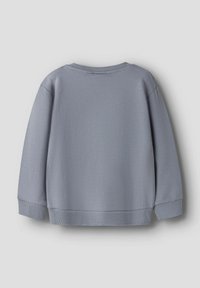 Sudadera gris de corte relajado, con cuello redondo acanalado y puños. Textura de tela suave, con color sólido y sin patrones adicionales.