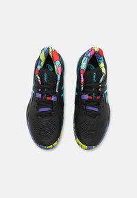 Čierne športové topánky s textúrovaným zvrškom, tyrkysovými akcentmi a farebnou vzorovanou podšívkou. Podrážka má fialové a zelené detaily.
