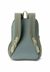 Zaino verde con spallacci imbottiti, texture liscia e design minimalista. Presenta cinghie con fibbie e una singola tasca laterale con zip.
