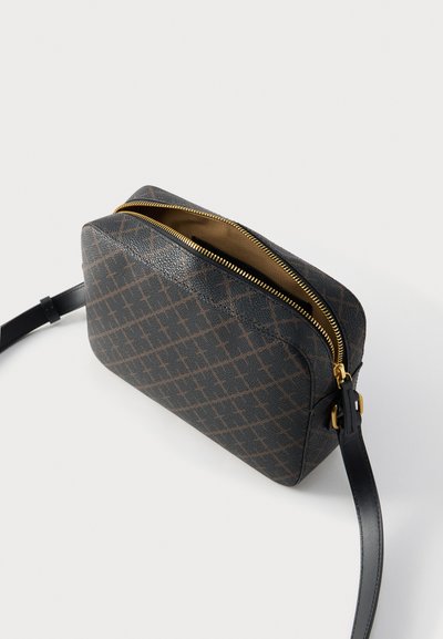 Τσάντα χιαστί σε σκούρο δέρμα με γεωμετρικό μοτίβο, χρυσό φερμουάρ και καφέ εσωτερικό. Διαθέτει μαύρο ρυθμιζόμενο λουρί.