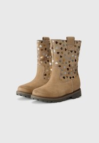 Bottines en daim marron avec un tige à motif en cœurs métalliques (or, argent, marron). Elles présentent une semelle plate et des languettes pour un enfilage facile.