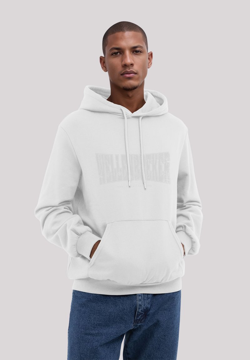 Weißer Kapuzenpullover mit einer Fronttasche und Kordeln, versehen mit einem dezenten Textdesign. Getragen mit blauen Jeans. Glatte Textur.
