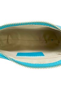 En turkos dragkedjepåse med en gulddragkedja. Den inre fodret är beige med en rektangulär blå etikett. Slät textur över hela ytan.