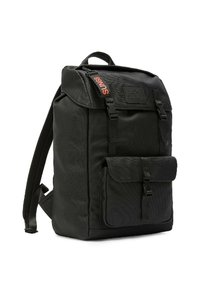 Zaino di tessuto nero con design strutturato, tasca frontale con patta, spallacci regolabili e etichetta con logo sulla parte superiore. Presenta accessori opachi.