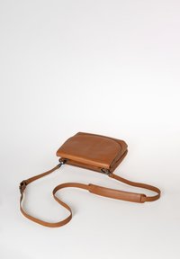 Braune Leder-Crossbody-Tasche mit glatter Textur, rechteckiger Form, verstellbarem Tragegurt und Reißverschluss oben.
