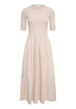 Sukienka do kolan z krótkimi rękawami, dopasowanym górą i marszczoną spódnicą. Wykonana z jasnobeżowego materiału o gładkiej fakturze i klasycznym okrągłym dekolcie.