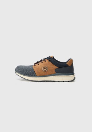 Zapato de hombre con diseño de malla azul marino y ante marrón, punta redonda, cierre con cordones y suela texturizada con un logo de acento.